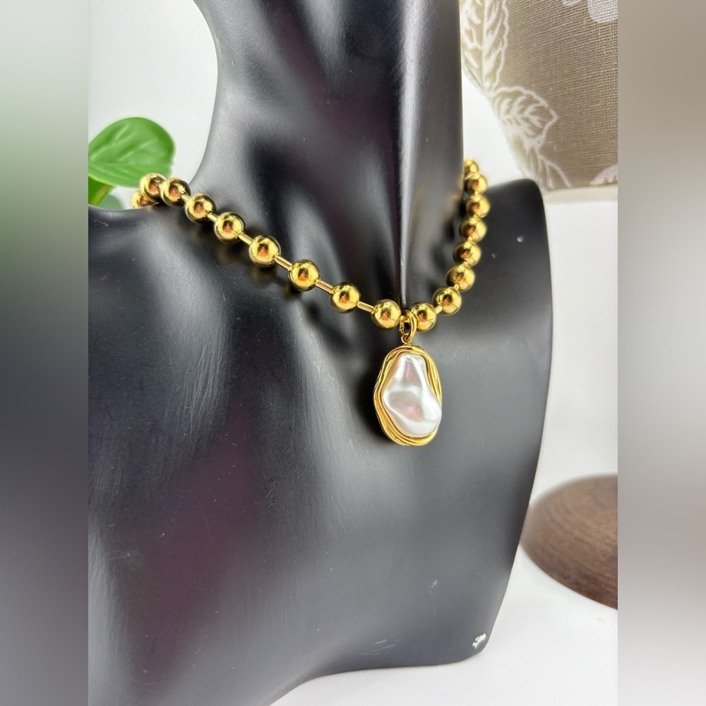 Gold Beaded Necklace with Irregular Pearl Pendant ✨ - Picture 5 of 8